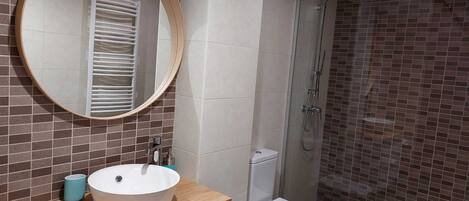 Douche, séchoir à cheveux, serviettes fournies, savon