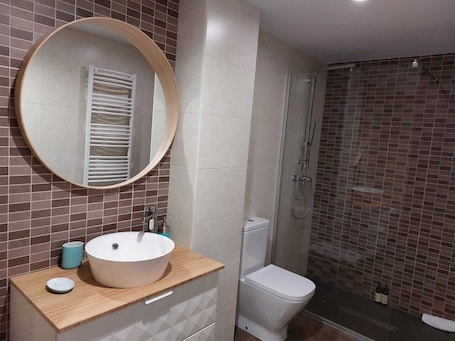 Shower, hair dryer, towels, soap. APARTMENTS NAJERA. Comfort for an exceptional rest.