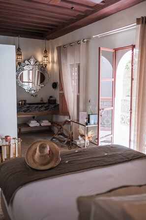 Deluxe tweepersoonskamer | Een kluis op de kamer, geluiddichte muren, gratis wifi