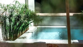 Außenpool, Sonnenschirme, Liegestühle