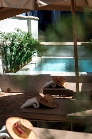 Piscine extérieure, parasols, chaises longues