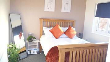House | 5 bedrooms, iron/ironing board, free WiFi, bed sheets