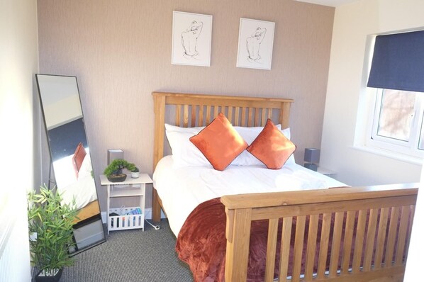 5 bedrooms, iron/ironing board, free WiFi, bed sheets - Nottingham 5-br, Sleeps 11 w/ Garden & Parking (Nottingham)