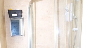 บ้านพัก | ห้องน้ำ | ฝักบัว, อ่างอาบน้ำแบบแช่ตัว, ไดร์เป่าผม, ผ้าเช็ดตัว
