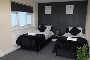 5 bedrooms, iron/ironing board, free WiFi, bed sheets - Nottingham 5-br, Sleeps 11 w/ Garden & Parking (Nottingham)