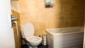 บ้านพัก | ห้องน้ำ | ฝักบัว, อ่างอาบน้ำแบบแช่ต ัว, ไดร์เป่าผม, ผ้าเช็ดตัว