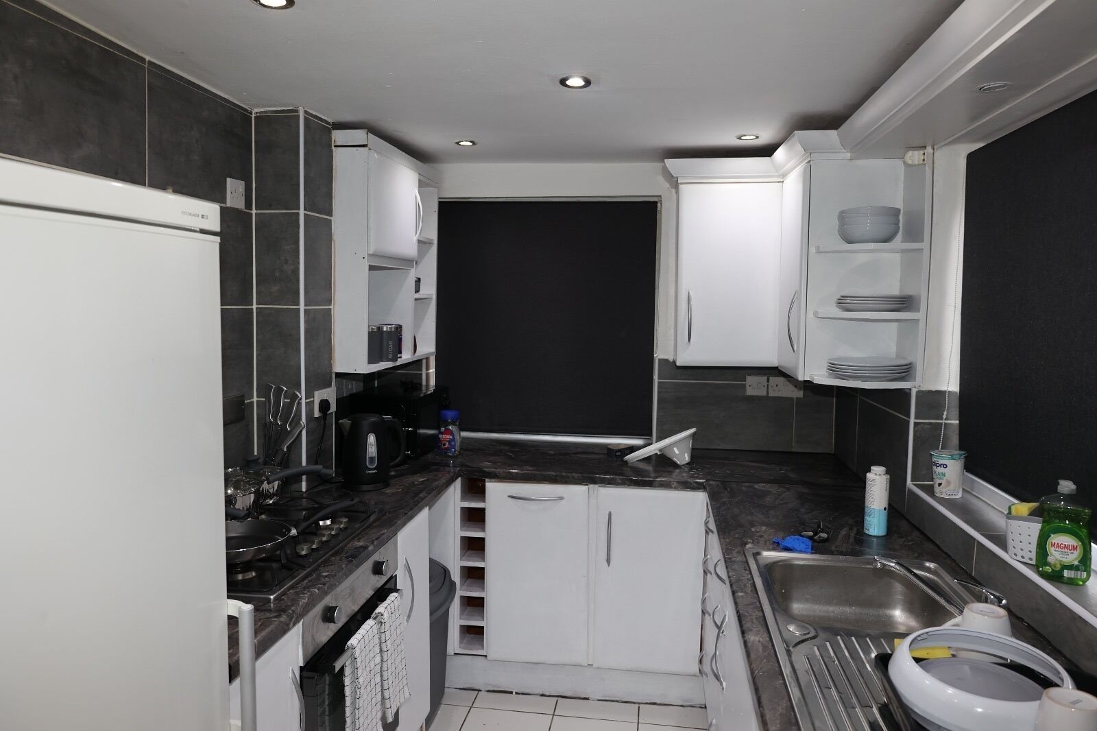 Talo | Yksityinen keittiö | Jääkaappi, mikroaaltouuni, uuni, liesi