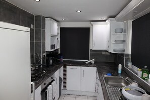 Maison | Cuisine privée | Réfrigérateur, four à micro-ondes, un four, surface de cuisson