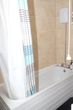 Shower, deep-soaking bathtub, hair dryer, towels - Nottingham 5-br, Sleeps 11 w/ Garden & Parking (Nottingham)