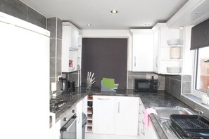 Fridge, microwave, oven, stovetop - Nottingham 5-br, Sleeps 11 w/ Garden & Parking (Nottingham)