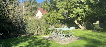 ‘Six hêtres’, the beach and the centre of the village on foot