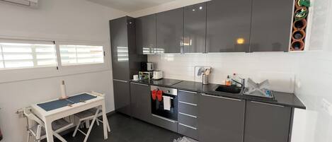 Frigorifero, microonde, forno, piano cottura