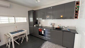 Frigorifero, microonde, forno, piano cottura