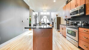 Réfrigérateur, four à micro-ondes, un four, surface de cuisson