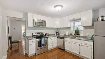 Frigorífic, microones, forn i placa de cuina