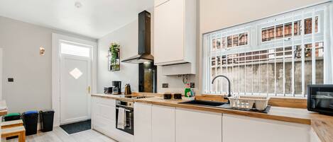 冰箱、微波炉、烤箱、炉灶