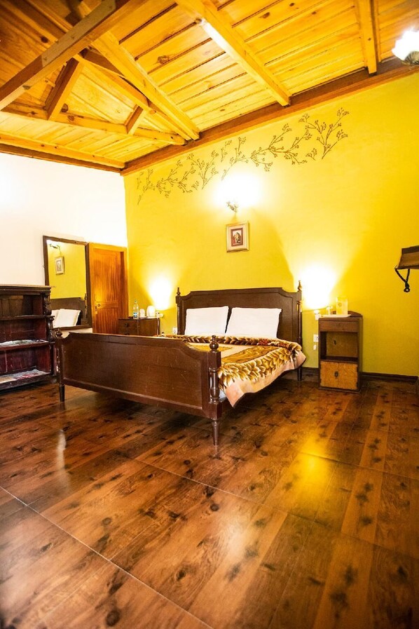 In-room safe, soundproofing, iron/ironing board, free WiFi