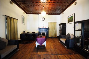 Caja de seguridad en la habitación y sistema de insonorización 