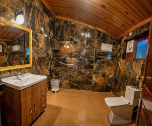 Familien-Doppelzimmer | Badezimmer | Dusche, Regendusche, Hausschuhe