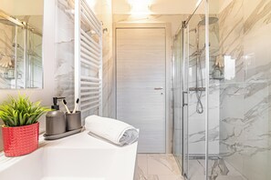 Shower, hair dryer, bidet, towels - VILLA S.ANNA-ALBA by Curti rentals (Calozzo)