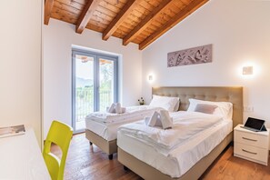 4 bedrooms, desk, iron/ironing board, travel crib - VILLA S.ANNA-ALBA by Curti rentals (Calozzo)