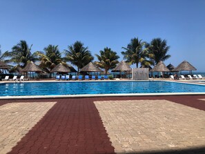 Outdoor pool - LANDMARK BEACH RESORT (Dar es Salaam)