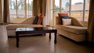 Schreibtisch, laptopgeeigneter Arbeitsplatz, kostenloses WLAN