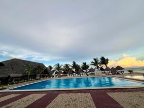 Outdoor pool - LANDMARK BEACH RESORT (Dar es Salaam)