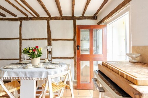 This charming 17th Century Grade II listed Cottage