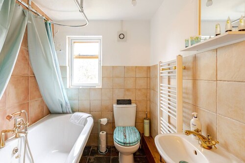 This charming 17th Century Grade II listed Cottage