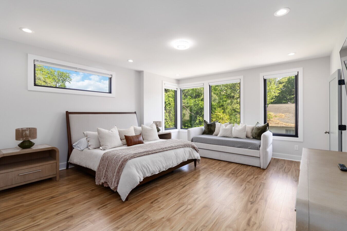 5 habitaciones, escritorio y tabla de planchar con plancha 