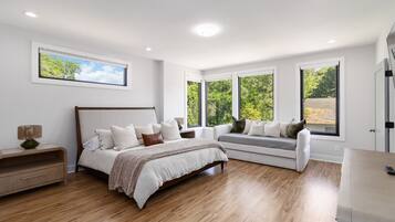 5 bedrooms, desk, iron/ironing board, travel crib