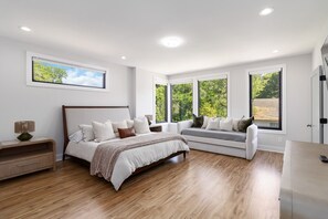 5 bedrooms, desk, iron/ironing board, travel crib