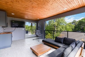 Smart TV, fireplace - Brand-New 3Story Home with Rooftop in Midtown (Atlanta)