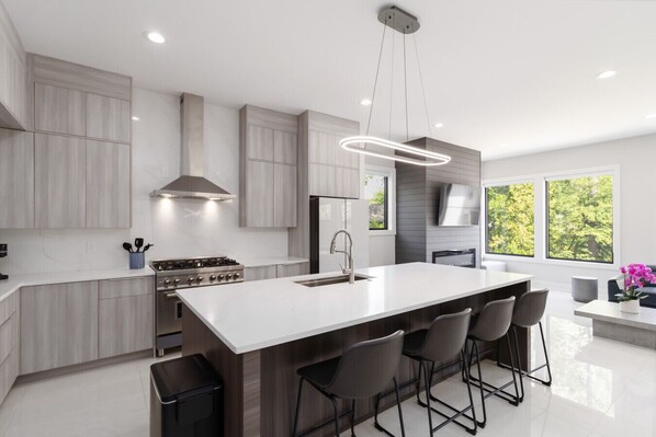 Refrigerador, microondas, horno y parrilla de estufa