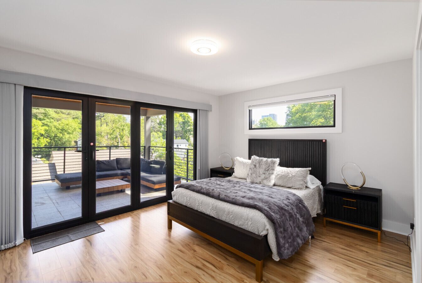 5 bedrooms, desk, iron/ironing board, travel crib