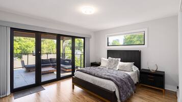 5 bedrooms, desk, iron/ironing board, travel crib