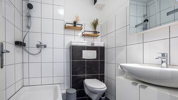 Dusche, Haartrockner, Handtücher, Seife