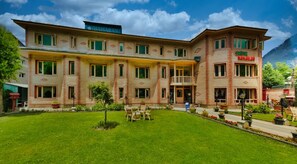 Outdoor dining - Hotel Baisaran Pahalgam (Anantnag)