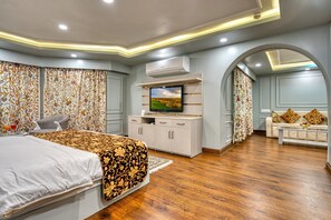 Luxury Suite, Mountain View | Premium bedding, minibar, in-room safe, desk - Hotel Baisaran Pahalgam (Anantnag)