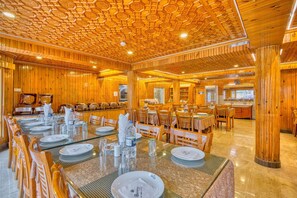 Free daily buffet breakfast  - Hotel Baisaran Pahalgam (Anantnag)
