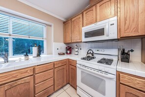 Fridge, oven, stovetop, coffee/tea maker