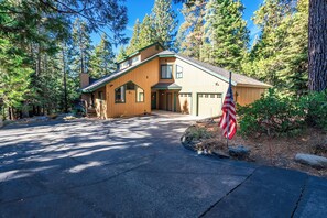 Exterior - Granite Ridge Getaway ~ Chill Deck Vibes + AC (Shaver Lake)