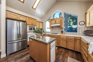 Kjøleskap, mikrobølgeovn, ovn og kokeplater