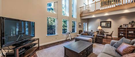 TV connectée, cheminée, baby-foot, espaces bureaux