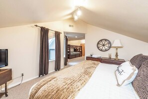 3 soverom, skrivebord, strykejern/-brett og reiseseng for barn