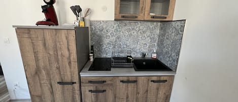 Fridge, microwave, coffee/tea maker, electric kettle