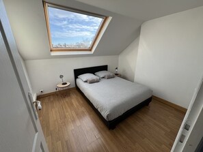 1 dormitorio, tabla de planchar con plancha, wifi gratis y ropa de cama