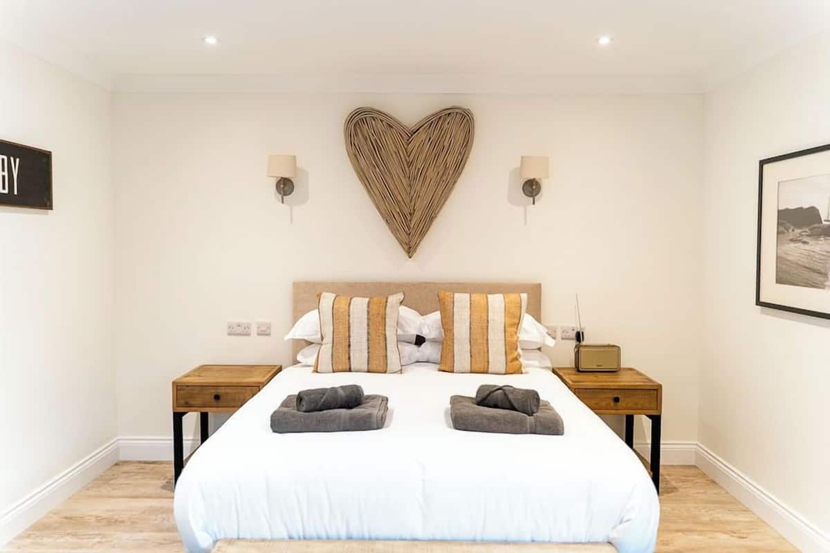 Superior Cottage, 1 King Bed, Patio, Garden View | 1 bedroom, premium bedding, individually decorated