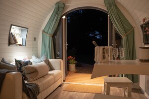 Design Chalet, 1 Double Bed, Kitchenette, Garden View | Living area